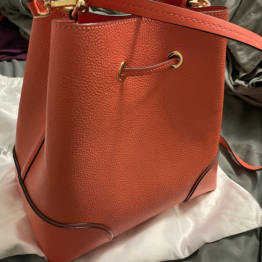 Med Michael kors coral bucket bag